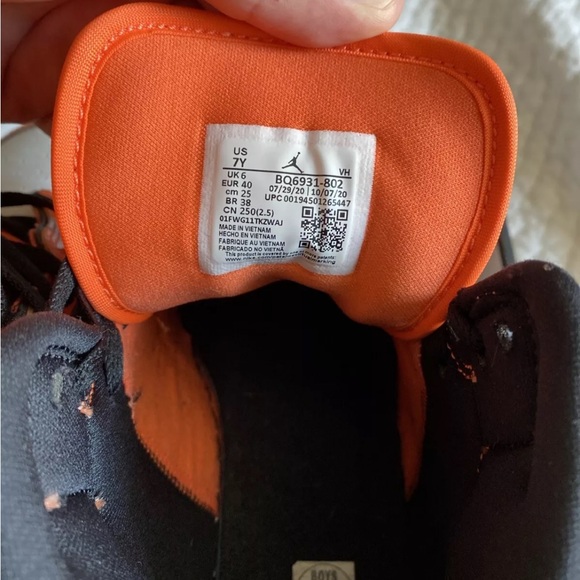 Nike Air Jordan 1 Mid SE (GS) BQ6931802 Size 7y - Very Light Use - Picture 6 of 9